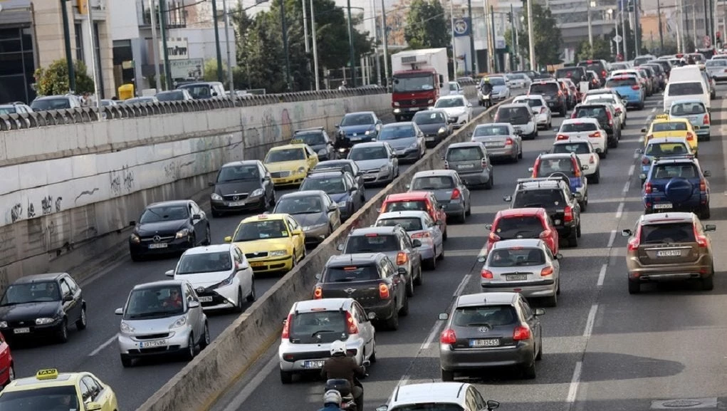 Καραμπόλα στην Αττική οδό – Κυκλοφοριακό κομφούζιο